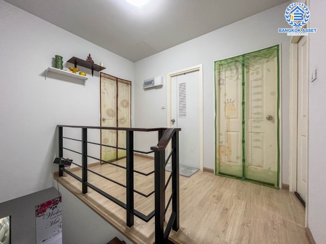 ทาวน์เฮ้าส์มือสองย่านนนทบุรี โครงการ เปี่ยมสุข S-Gate แจ้งวัฒนะ-กาญจนาภิเษก เนื้อที่มากถึงเกือบ 28 ตร.ว. ฟังก์ชัน 3 ห้องนอน 2 ห้องน้ำ 2 ที่จอดรถ บนทำเลเดินทางสะดวก เชื่อมต่อถ.กาญจนาภิเษก, ถ.ราชพฤกษ์, ถ.345 ใกล้รถไฟฟ้าสายสีม่วง "สถานีคลองบางไผ่" และทางด่วน "กาณจนาภิเษก"